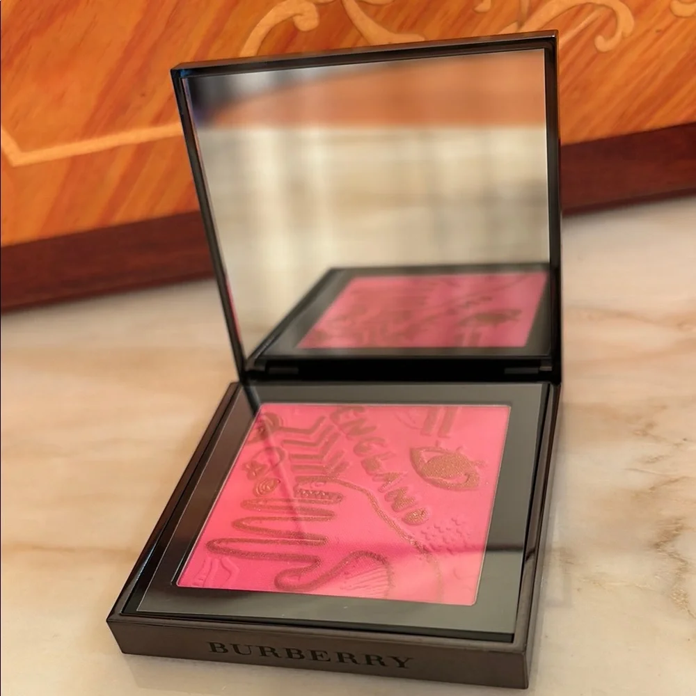 Burberry The Doodle Palette Cheek Pop Blush with Brush and pouch Bright Pink